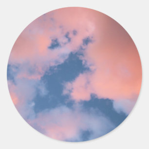 Pegatina Redonda Nubes de melocotón esponjosas al atardecer