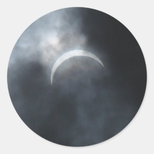 Pegatina Redonda Nubes espeluznantes de tormenta del eclipse 2017