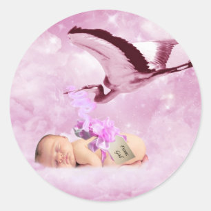 Pegatina Redonda Nubes rosadas y cigüeña para una niña