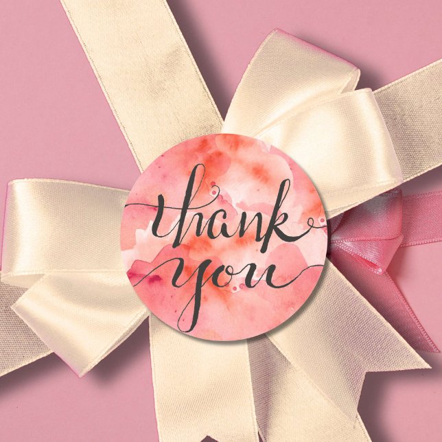 Pegatina Redonda Nubes rosas de Gratitud (Peachy watercolor with inked calligraphy "thank you". Artistic with trendy color.)