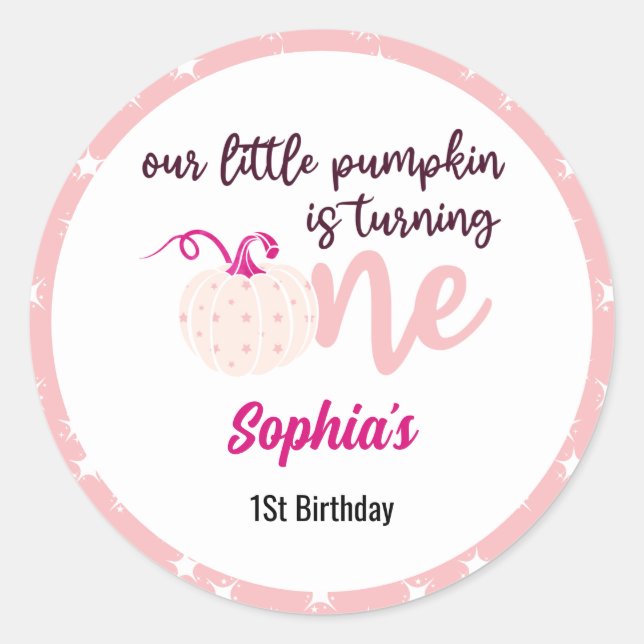 Pegatina Redonda nuestra calabaza se está volviendo un primer cumpl (Anverso)