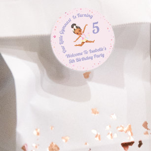 Pegatina Redonda Nuestra pequeña gimnasta cumple 5 años  Cumpleaños