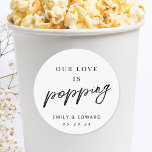 Pegatina Redonda Nuestro amor es cortar el favor de la boda de Popc<br><div class="desc">Bodas de palomitas diseñadas por personalizados favorecen a pegatinas que presentan el diseño moderno de escritura a mano blanca y negra "Our Love is Popping".</div>