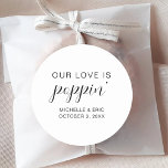 Pegatina Redonda Nuestro amor es la fiesta de compromiso Boda de Po<br><div class="desc">Nuestro amor es el Boda de Poppin Engagement Party Classic Round Pegatina</div>