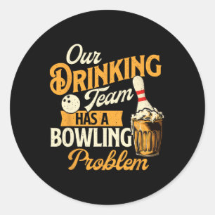 Pegatina Redonda Nuestro Equipo De Bebidas Tiene Un Problema De Bow