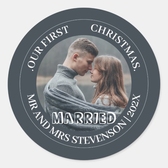 Pegatina Redonda Nuestro primer Sr. de Navidad y la Sra. newlywoed  (Anverso)