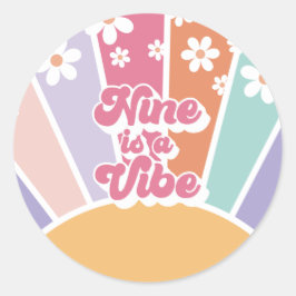 Pegatina Redonda Nueve es una Vibra Retro Sol Rainbow Daisy