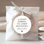 Pegatina Redonda NUEVO EMPEZANDO A TERMINAR DULCE Favor De Boda Cor<br><div class="desc">Un clásico Pegatina Boda Black Thank You que presenta "Un dulce final a un nuevo comienzo" con un clásico y elegante tipo de letra. Puede personalizarlo fácilmente con sus nombres y fecha de boda.</div>