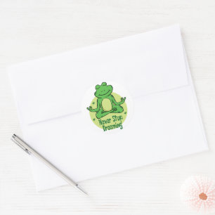 Pegatina Redonda Nunca dejes de soñar a la rana verde Kawaii hacien