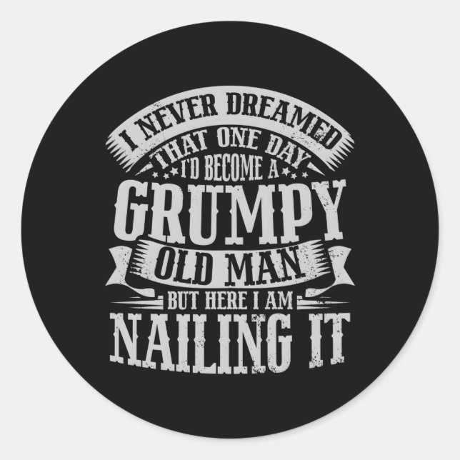 Pegatina Redonda Nunca Soñé Que Me Convirtiera En Un Viejo Gruñón (Anverso)