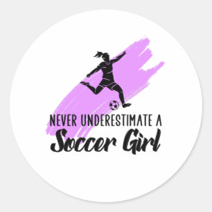 Pegatina Redonda nunca subestimar a un chica de fútbol