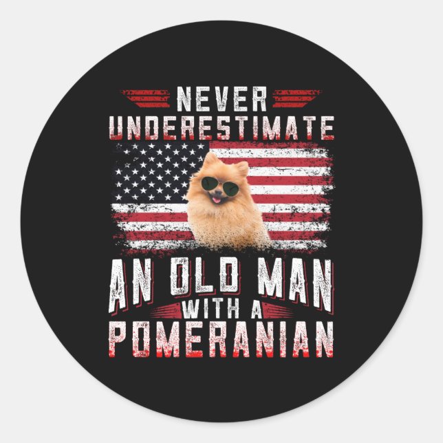 Pegatina Redonda Nunca subestimes a un anciano con un Pomerania (Anverso)