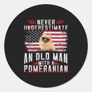 Pegatina Redonda Nunca subestimes a un anciano con un Pomerania