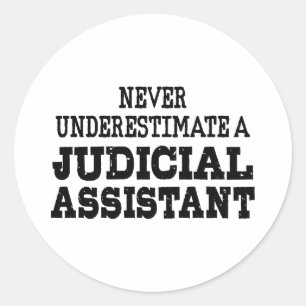 Pegatina Redonda Nunca subestimes a un asistente judicial