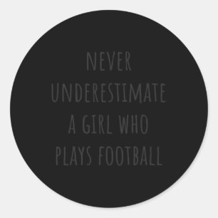 Pegatina Redonda Nunca Subestimes A Un Chica Que Juega Fútbol