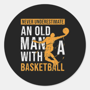Pegatina Redonda Nunca Subestimes A Un Viejo Con Baloncesto