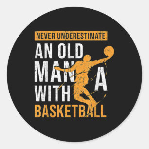 Pegatina Redonda Nunca Subestimes A Un Viejo Con Baloncesto
