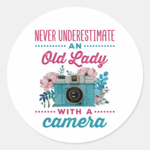 Pegatina Redonda Nunca subestimes a una anciana con cámara