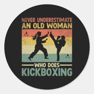 Pegatina Redonda Nunca Subestimes a una Anciana que Practica Kickbo