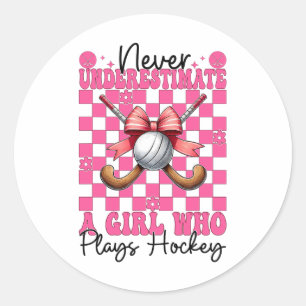 Pegatina Redonda Nunca Subestimes A Una Chica Que Juega Hockey Coqu