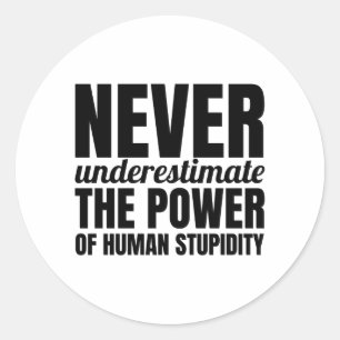 Pegatina Redonda Nunca subestimes el poder de la estupidez humana.