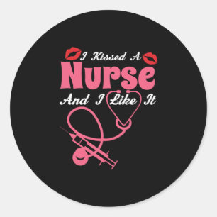 Pegatina Redonda Nurse Gift Besé Una Enfermera Y Me Gusta