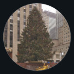 Pegatina Redonda NYC Rockefeller Center Christmas Tree Photography<br><div class="desc">Con una fotografía original de la ciudad de Nueva York durante la temporada de vacaciones. ¡Genial para los Navidades! Este diseño también está disponible en otros productos. ¿No ves lo que estás buscando? ¿Necesita ayuda con la personalización? Contacte con Rebecca para que tenga algo diseñado para usted.</div>