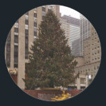 Pegatina Redonda NYC Rockefeller Center Christmas Tree Photography<br><div class="desc">Con una fotografía original de la ciudad de Nueva York durante la temporada de vacaciones. ¡Genial para los Navidades! Este diseño también está disponible en otros productos. ¿No ves lo que estás buscando? ¿Necesita ayuda con la personalización? Contacte con Rebecca para que tenga algo diseñado para usted.</div>