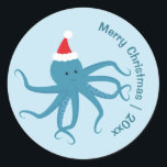 Pegatina Redonda Octopus azul Santa Merry Christmas<br><div class="desc">Pegatinas navideñas divertidas mostrando un pulpo sonriente,  azul,  con un sombrero de Santa sobre un fondo azul claro. Estos lindos pegatinas tienen las palabras ‘Feliz Navidad’ y un año de personalizable. Blue Octopus Santa Merry Navidad Clásico Ronda Pegatina de vacaciones Diseño | ©Melissa Patton - Artista/Ilustrador</div>