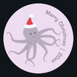 Pegatina Redonda Octopus púrpura Santa Merry Christmas<br><div class="desc">Pegatinas navideñas divertidas mostrando un pulpo sonriente,  morado,  con un sombrero de Santa sobre un fondo morado. Estos lindos pegatinas tienen las palabras ‘Feliz Navidad’ y un año de personalizable. Purple Octopus Santa Merry Navidad Clásico Ronda Pegatina de vacaciones Diseño | ©Melissa Patton - Artista/Ilustrador</div>