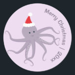 Pegatina Redonda Octopus púrpura Santa Merry Christmas<br><div class="desc">Pegatinas navideñas divertidas mostrando un pulpo sonriente,  morado,  con un sombrero de Santa sobre un fondo morado. Estos lindos pegatinas tienen las palabras ‘Feliz Navidad’ y un año de personalizable. Purple Octopus Santa Merry Navidad Clásico Ronda Pegatina de vacaciones Diseño | ©Melissa Patton - Artista/Ilustrador</div>