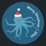 Pegatina Redonda Octopus Santa Merry Christmas<br><div class="desc">Pegatinas navideñas divertidas mostrando un pulpo sonriente con un sombrero de Santa sobre un fondo azul. Estos lindos pegatinas tienen las palabras ‘Feliz Navidad’ y un año de personalizable.</div>