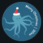 Pegatina Redonda Octopus Santa Merry Christmas<br><div class="desc">Pegatinas navideñas divertidas mostrando un pulpo sonriente con un sombrero de Santa sobre un fondo azul. Estos lindos pegatinas tienen las palabras ‘Feliz Navidad’ y un año de personalizable.</div>