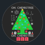 Pegatina Redonda Oh Químist Chemist Tree Funny Science Navidades<br><div class="desc">Oh Navidades de Química de Árbol Químico Divertidos de Ciencia Química. Elementos químicos divertidos química disfraz de árbol de Navidad para los hombres mujeres profesoras o para todos los amantes de la ciencia y educadores de química, nerds, geeks y entusiastas de las mesas periódicas. Camisas perfectas para los amantes de...</div>