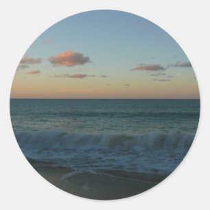 Pegatina Redonda Olas estrelladas en el paisaje de Sunset Beach