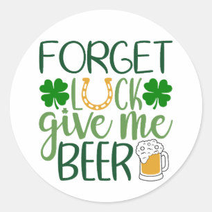 Pegatina Redonda Olvídate de la suerte, dame 🍺 de cerveza ☘️