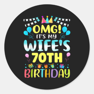 Pegatina Redonda Omg Es El Cumpleaños 70 De Mi Esposa Dulces 70 Año