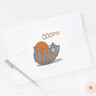 Pegatina Redonda ¡OOPS! Gracioso Gato Cute Juega Con Yarn Ball