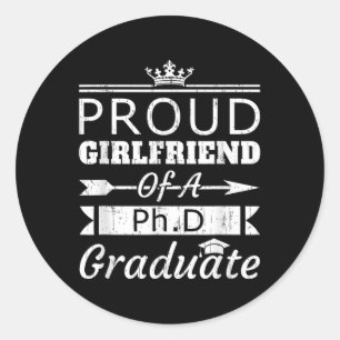 Pegatina Redonda Orgullosa Novia Del Novio Graduado Del Phd