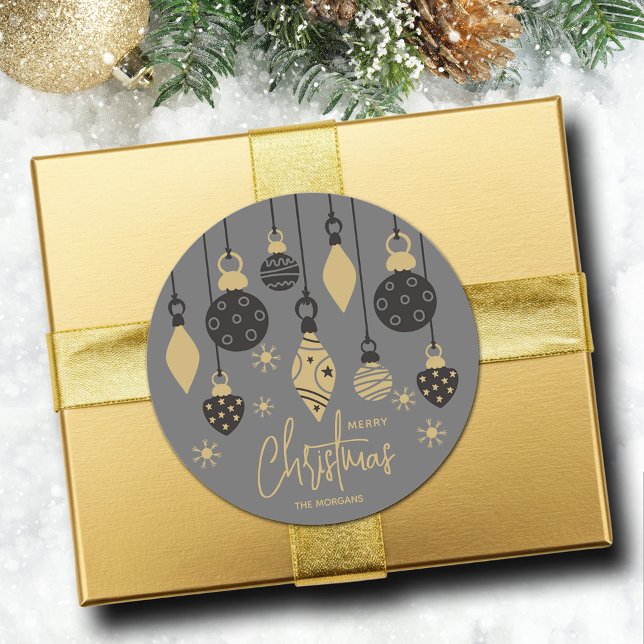 Pegatina Redonda Ornamentos navideños de moda en gris (Chic black and gold Christmas tree ornaments on grey round 3" sticker (1-1/2" available, too))