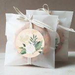 Pegatina Redonda Oro crema y Boda floral verde<br><div class="desc">El pegatina de acentos bodas presenta una decoración acuática elegante con un rosa pintado,  una flor de ranunculus y un follaje en tonos neutros de blanco,  crema,  rosa rubor,  oro y verde. Perfecto para un evento de primavera o verano.</div>
