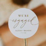Pegatina Redonda Oro, estamos comprometidos con los favores del par<br><div class="desc">El "Gold We are Engaged Engagement Party" favorece a los Pegatinas a participar en decoraciones de celebración</div>