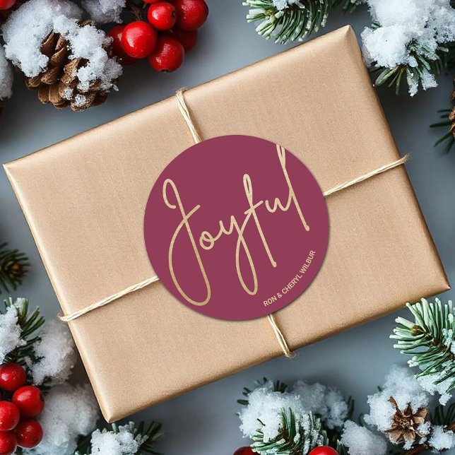 Pegatina Redonda Oro JOYFUL para los Navidades de Cranberry (JOYFUL in gold script on cranberry Christmas 3" Round Stickers)