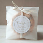 Pegatina Redonda Oro minimalista Gracias Bridal Shower Favor<br><div class="desc">Estos minimalistas pegatinas de oro gracias a la ducha de novia son perfectos para una simple ducha de boda. El moderno diseño romántico presenta una tipografía clásica en oro y blanco, acompañada de una caligrafía rústica y elegante con un estilo de letra a mano vintage. Personalizable de cualquier color. Mantenga...</div>