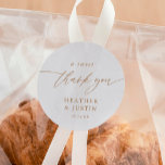 Pegatina Redonda Oro Un Dulce Gracias A Boda Favor<br><div class="desc">Elegante de oro Un dulce Gracias Pegatinas De Boda Favor</div>