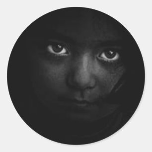 Pegatina Redonda Oscuro, espeluznante, hermosa cara y ojos