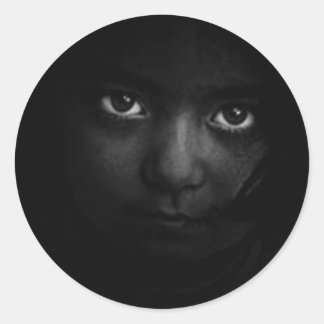 Pegatina Redonda Oscuro, espeluznante, hermosa cara y ojos