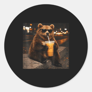 Pegatina Redonda Oso bebiendo café helado meme divertido de animale