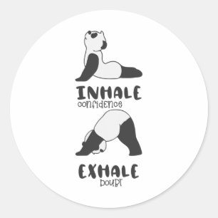 Pegatina Redonda Oso Panda Divertido Inhala Exhala Yoga de Panda