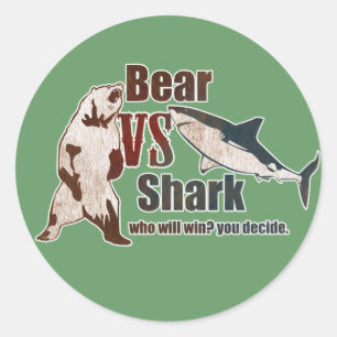 Pegatina Redonda Oso vs. Tiburón. ¿Quién ganará? Tú decides.